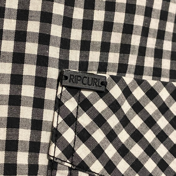 Rip curl button down. Large mens. Sharp looking shirt! - Picture 2 of 4